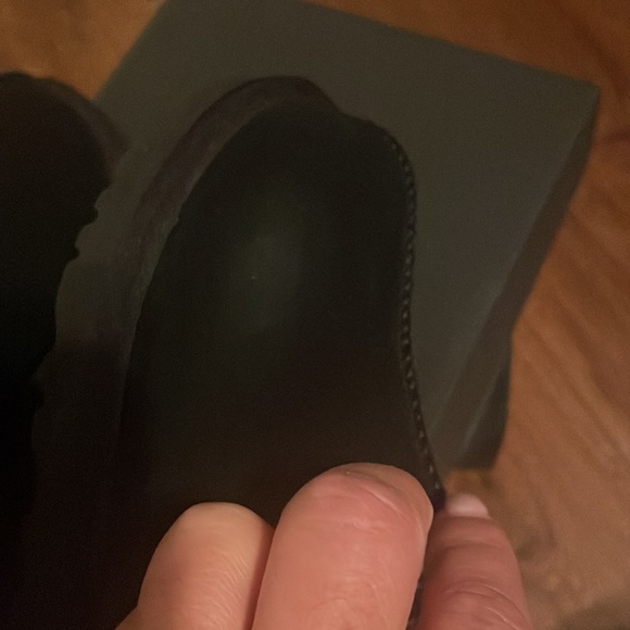 Ugg - Picture 2 of 7